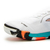Botines Joma Invicto para hombre, en color blanco con detalles en negro y naranja, diseñados para fútbol sala.