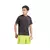 Hombre usando una remera negra de entrenamiento de Reebok.