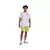 Hombre usando una remera blanca de Under Armour, con logo negro, combinada con shorts verdes y zapatillas blancas, en un fondo blanco.