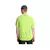 Hombre vistiendo una remera deportiva verde neón de Under Armour desde atrás.