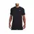 Hombre vistiendo remera negra de Under Armour con logotipo en el pecho.