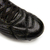 Close-up de los botines Joma Score Micro en color negro, mostrando el diseño y los detalles del material.