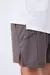 Detalle de los pantalones cortos Snauwaert Arman para hombre, en color gris, con diseño deportivo y costuras visibles.