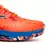 Zapatillas Joma Padel Slam para hombre en color naranja y azul, destacando el diseño aerodinámico y la suela con tracción.