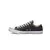 Zapatillas Converse Chuck Taylor All Star Core en color negro, vistas de perfil con suela blanca.