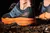 Zapatillas Filament Trail para hombre, con diseño en tonos azules y naranjas, destacando la suela y el logo de la marca.