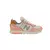Zapatillas New Balance 574 para mujer en tonos rosa y gris, con detalles en naranja y suela blanca.