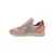 Zapatillas New Balance 574 para mujer en color rosa y gris, con detalles en rojo, vista lateral.