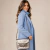 Bolsa Crossbody de Couro Prateado e Fecho Zíper