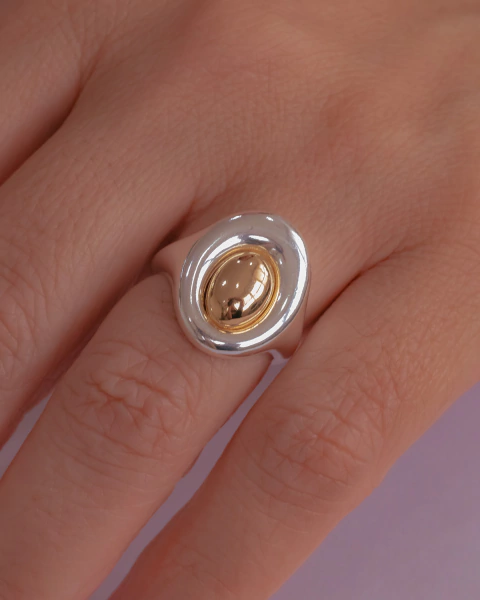 Anel Oval Largo na Prata com Dourado