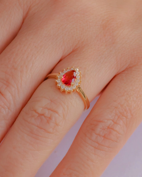 Anel Solitario Gota de Cristal Vermelho Rubi com Microzirconias no Dourado