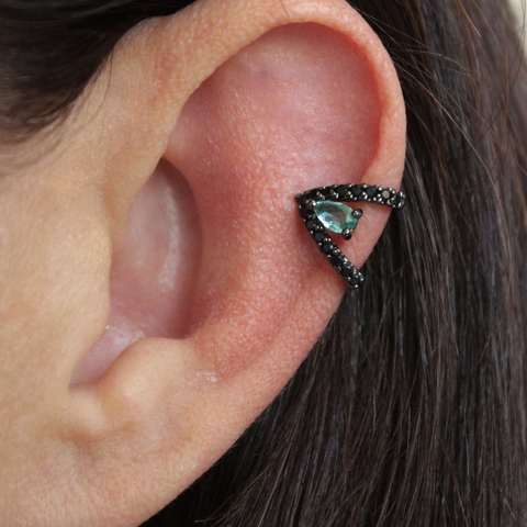 Brinco Piercing com Seta Cravejada Cristal Verde no Meio no Ródio Negro - comprar online