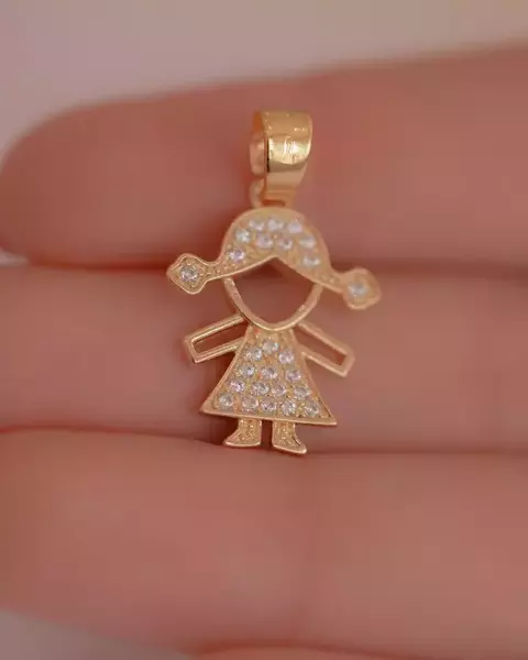 Pingente Menina Filha Cravejada com Microzirconias no Dourado