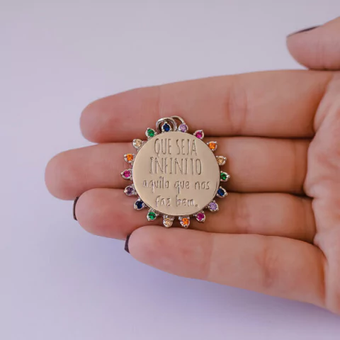 Pingente Mandala Que Seja Infinito Aquilo que Nos Faz Bem com Cristais em Volta no Ródio Branco com Multicor - comprar online