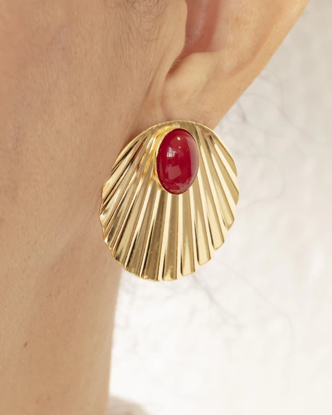 Brinco Concha com Cristal Oval Vermelho no Dourado - comprar online