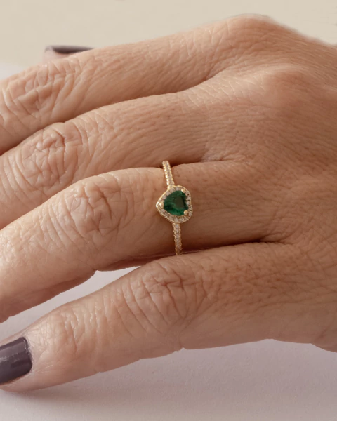 Anel Coração de Cristal Verde e Microzirconias no Dourado - comprar online