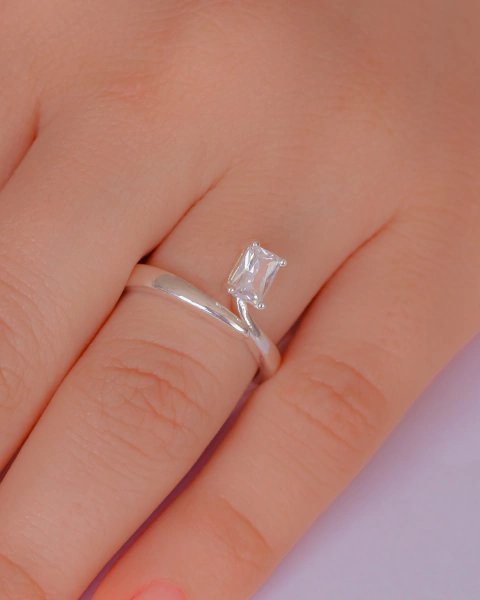 Anel com Baguete de Zirconia na Prata