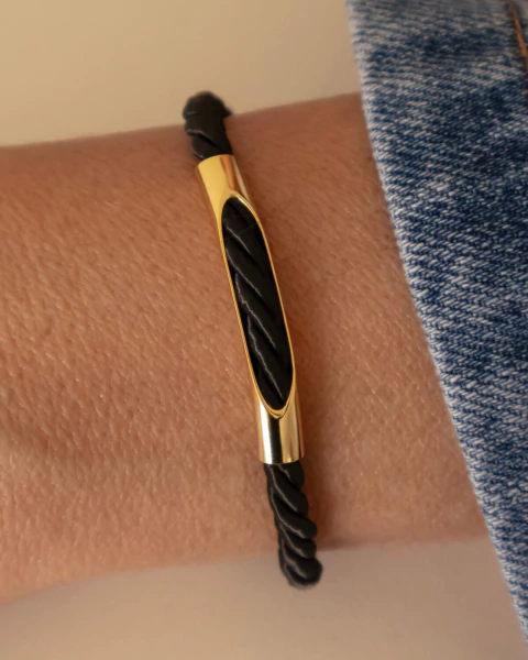 Pulseira Fio Torcido Preto com Tubo Curvado Vazado no Dourado - comprar online
