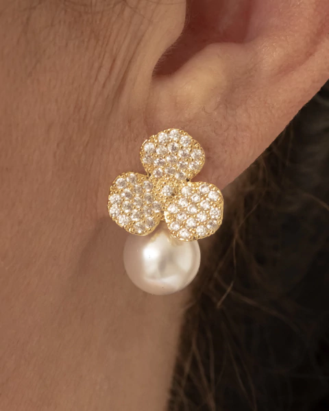 Brinco Flor de Microzirconias com Pérola Pendurada no Dourado - comprar online