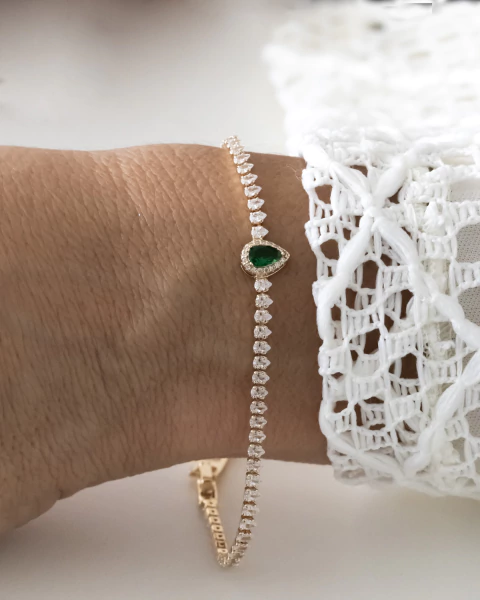 Pulseira Riviera Zirconias com Gota de Cristal Verde Esmeralda no Meio no Dourado - comprar online