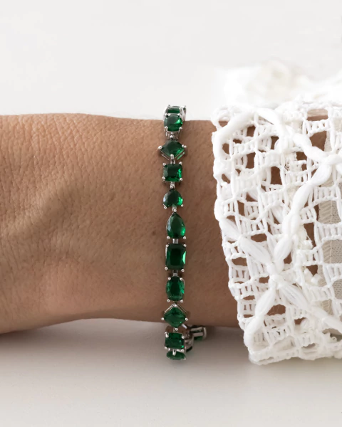 Pulseira Riviera Cristais Verde Esmeralda Varios Formatos no Ródio Branco - comprar online