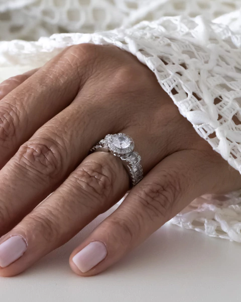 Anel Cravejado Baguetes de Zirconias no Ródio Branco - comprar online