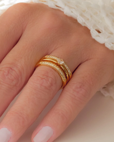 Anel Solitario com Duas Tiras de Microzirconias no Dourado - comprar online