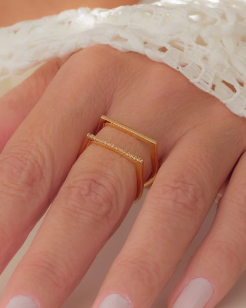 Anel Duas Tiras uma Lisa e uma de Microzirconias no Dourado - comprar online