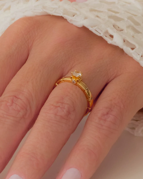 Anel Solitário com Zirconia e Microzirconias no Dourado - comprar online