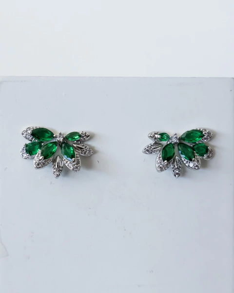Brinco Flor de Navetes de Cristal Verde Esmeralda com Microzirconias em Volta no Ródio Branco - comprar online