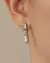 Brinco Ear Cuff Zirconias Retangular e Flor no Ródio Branco