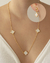 Conjunto Trevo Madreperola Brinco e Colar Elos Comprido no Dourado - comprar online
