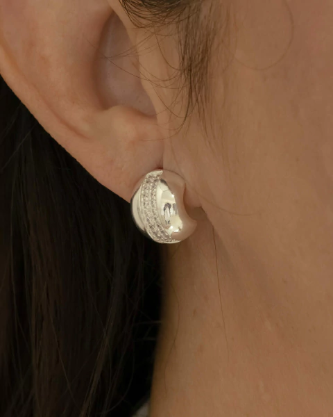 Brinco Meia Argola Lisa com Duas Fileiras de Microzirconias na Prata - comprar online