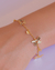 Pulseira Elos com Borboletas Trabalhadas e Corações Pendurados no Dourado