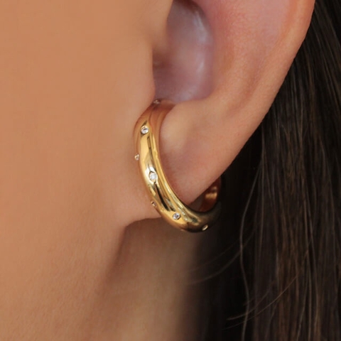 Brinco Piercing Argola Tubo com Microzirconias no Dourado - comprar online