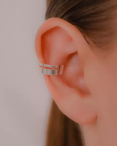 Brinco Piercing Liso com Detalhe Vazado na Prata