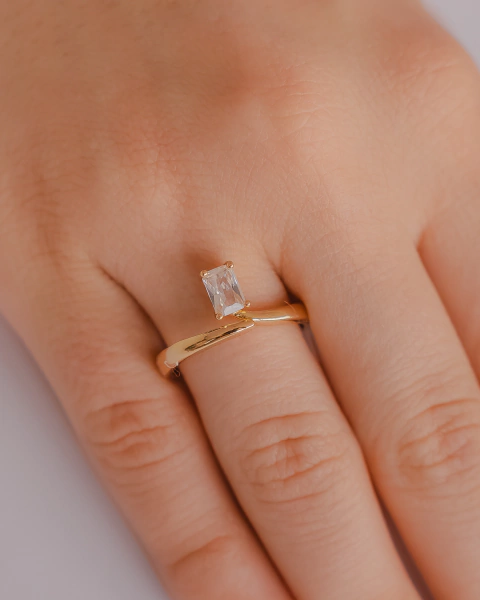 Anel com Baguete de Zirconia no Dourado