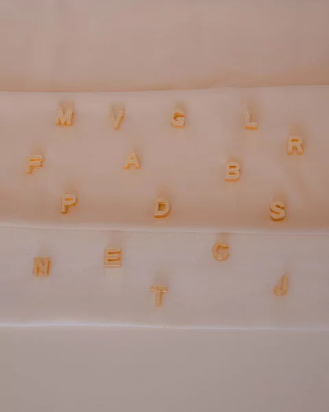 Pingente de Letra Cravejada de Microzirconias no Dourado