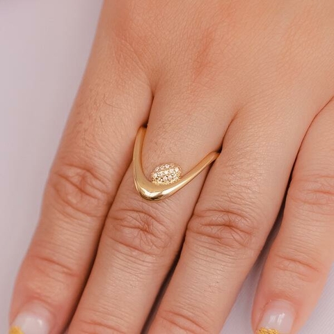 Anel V Organico com Oval Cravejado no Dourado