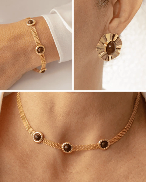 KIT 3 Produtos - Colar Choker Esteira com Cristais Redondo Marrom e Borda Trançada , Pulseira Esteira com Cristais Redondo Marrom e Borda Trançada e Brinco Organico com Cristal Oval Marrom no Dourado