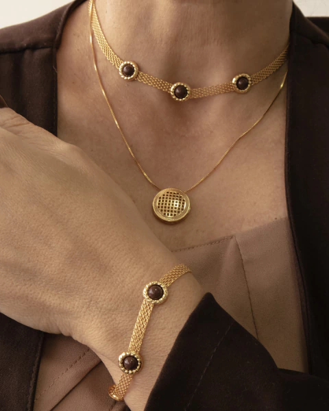 KIT 3 Produtos - Colar Redondo com detalhes Vazados, Colar Choker Esteira com Cristais Redondo Marrom e Borda Trançado e Pulseira Esteira com Cristais Redondo Marrom e Borda Trançada no Dourado