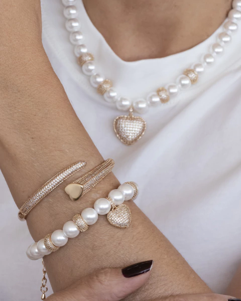 KIT 3 Produtos - Colar de Pérolas e Coração Pendurado , Pulseira de Pérolas e Coração Pendurado e Pulseira Bracelete Cravejado de Microzirconias e Coração Liso no Dourado