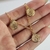Colar Choker Cartier com Medalhas de São Bento Penduradas no Dourado na internet