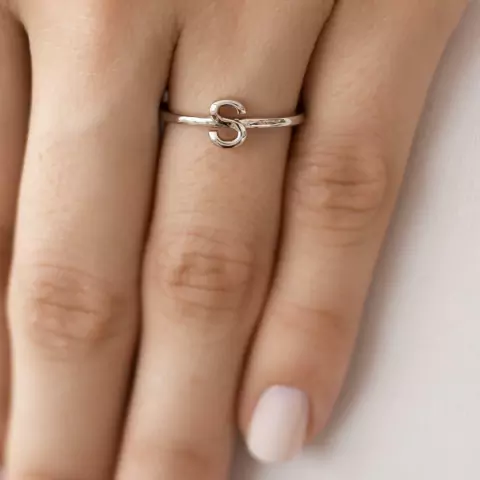 Anel Aberto Letra S Lisa Ajustavel no Ródio Branco