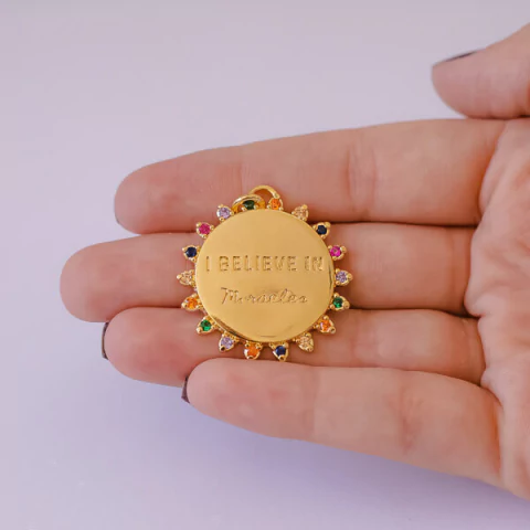 Pingente Mandala I Believe In Miracles com Cristais em Volta no Dourado com Multicor