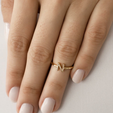 Anel Falange Aberto Letra N de Microzirconias Ajustavel no Dourado