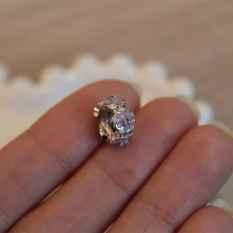 Pingente Berloque Rodinha com Flores de Resina no Ródio Branco - comprar online