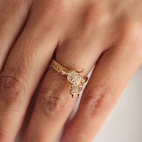 Anel Aliança de Microzirconias com Menininha Pendurado no Dourado - comprar online
