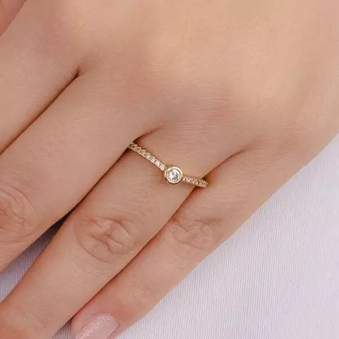 Anel Zirconia Redonda Cravação Inglesa com Microzirconias dos Lados no Dourado com Cristal - comprar online