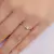 Anel Zirconia Redonda Cravação Inglesa com Microzirconias dos Lados no Dourado com Cristal